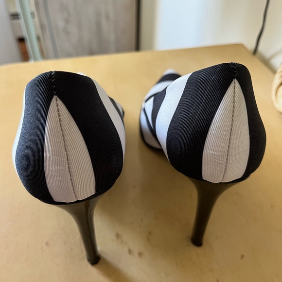 Black and white striped heels, pointed toe (6.5) - Picture 4 of 7
